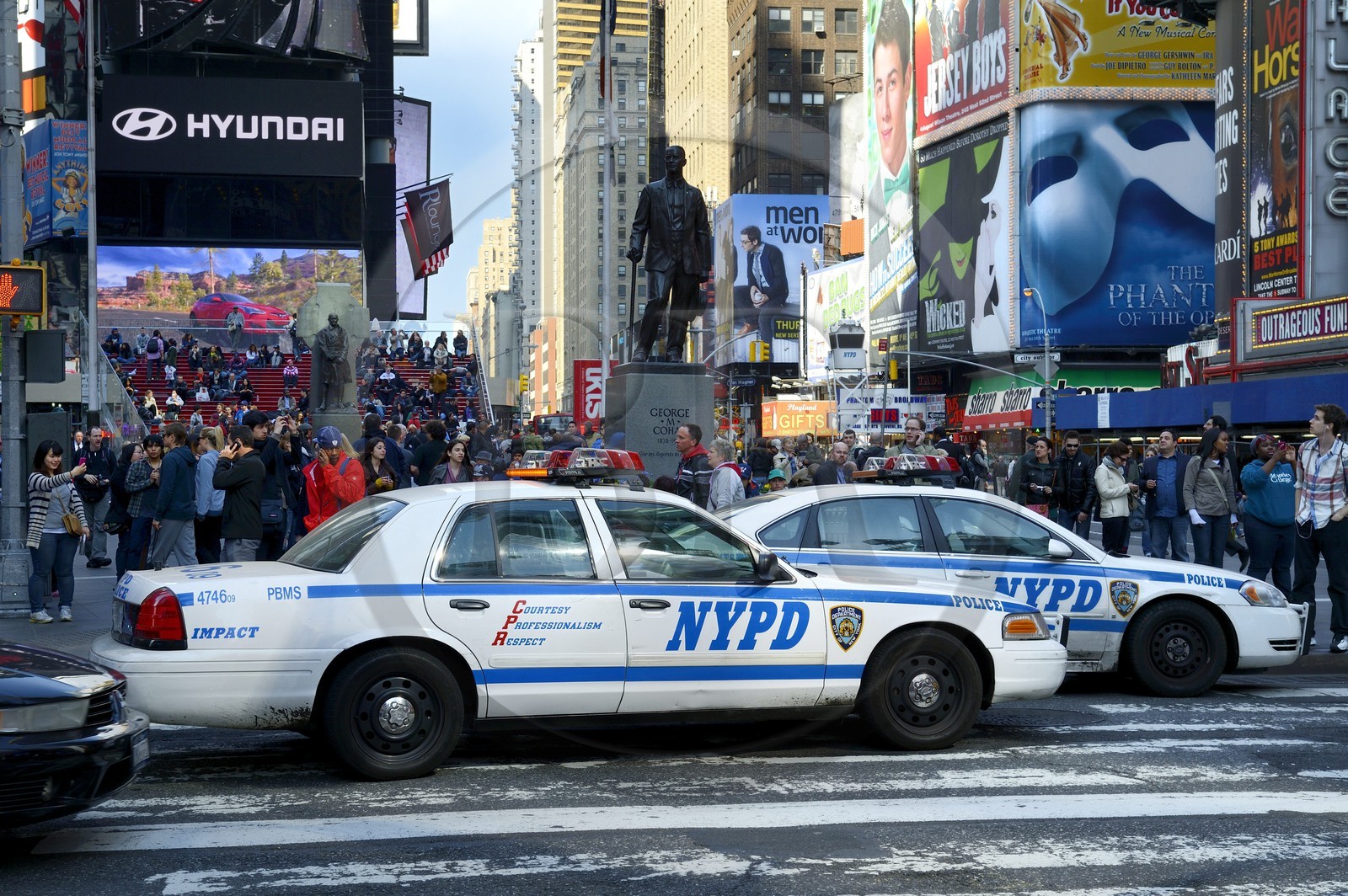 Etats-Unis, New York, Manhattan, Midtown, patrouille de police (NYPD) à Times Square