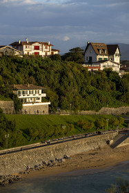 France, Pyrénées-Atlantiques (64), la côte du Pays-Basque, Saint-Jean-de-Luz, maisons basques au bout de la Grande Plage à la pointe Sainte-Barbe