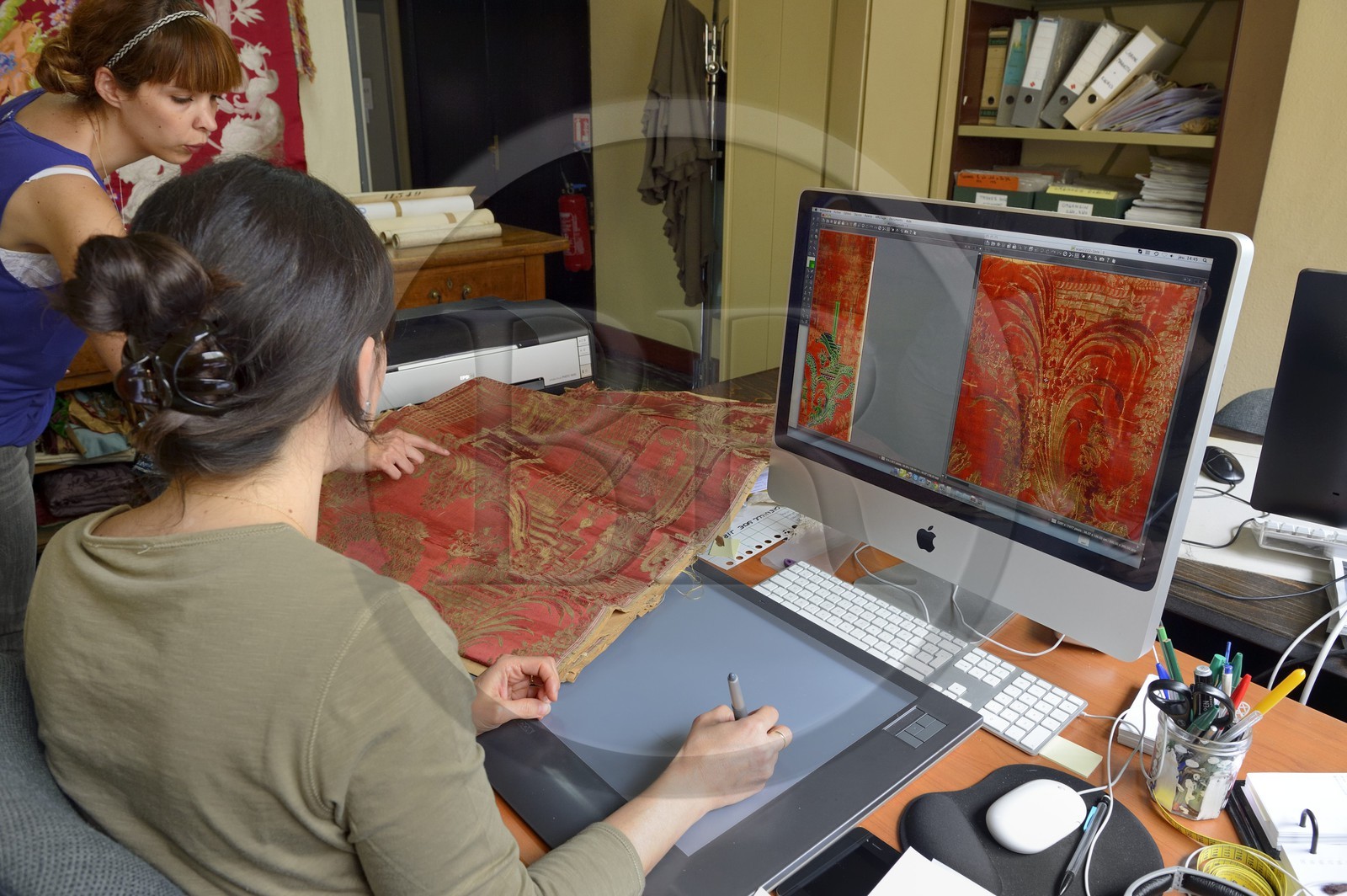 France, Rhône (69), Lyon, quartier de la Croix-Rousse, Manufacture de soieries Prelle, numérisation et mise en forme des modèles anciens pour pouvoir les recréer, ici un tissus du XVIIIème siècle