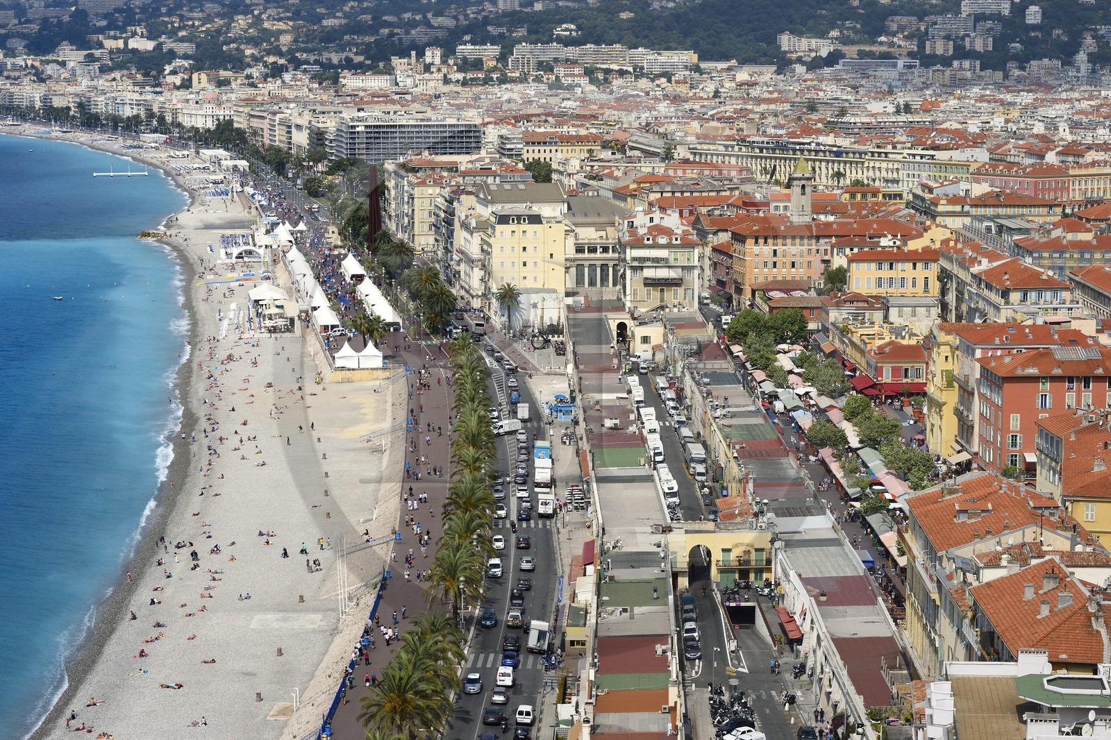 France, Alpes-Maritimes (06), Nice, le cours Saleya dans le vieux Nice et la Promenade des Anglais sur le bord de mer