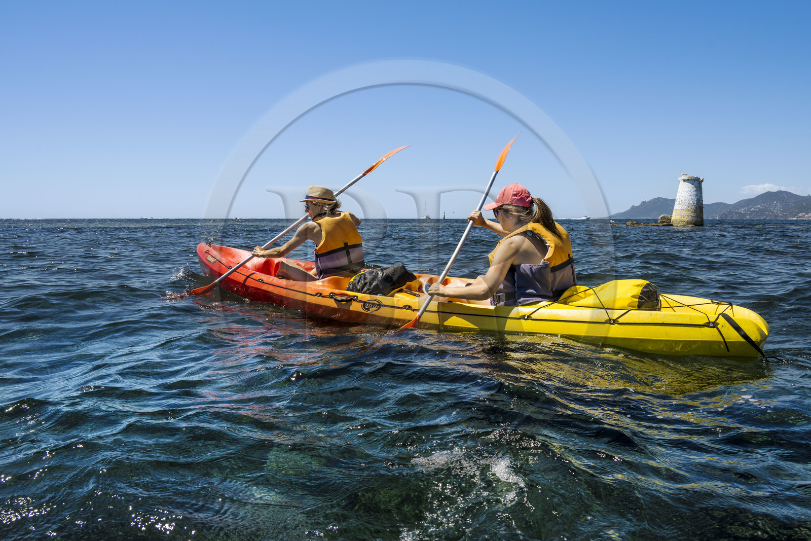France, Alpes-Maritimes (06), Cannes, randonnée en kayak aux Iles de Lérins, passage entre le Cap de la Croisette et l'Ile Sainte-Marguerite, les montagnes de l'Esterel en arrière plan à droite