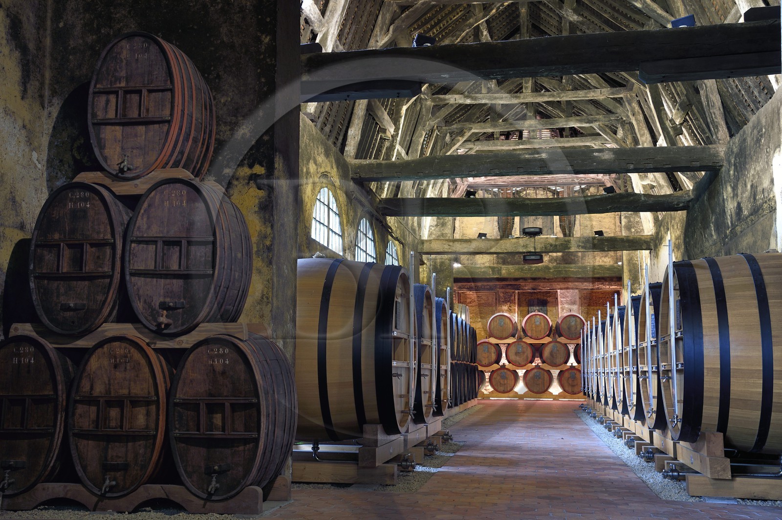 France, Calvados (14), Pays d'Auge, Le Breuil-en-Auge, Chateau du Breuil producteur de Calvados AOC Pays d’Auge, tonneaux dans les chais de vieillissement