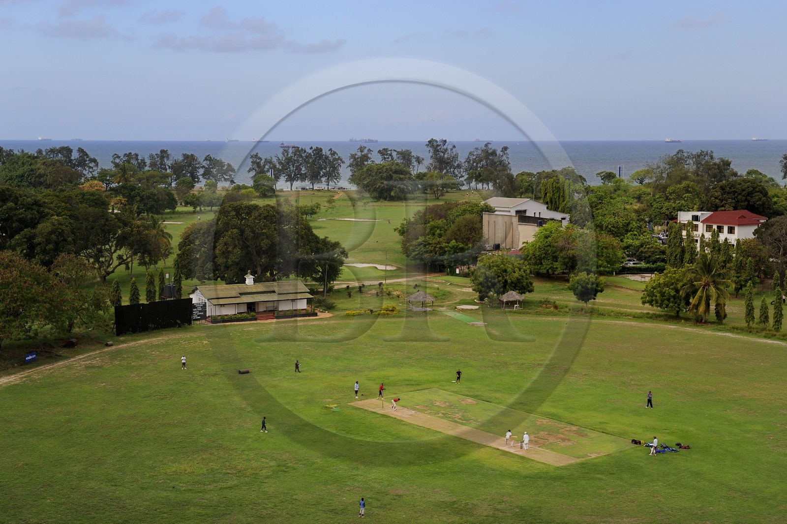 Tanzanie, Dar es-Salaam, terrain de cricket et de golfen bordure de mer