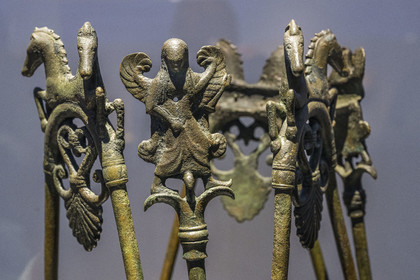 France, Gard (30), Nîmes, Musée de la Romanité, trépied étrusque provenant du gisement de la Tour de Castellas Marseillan Plage dans l'Hérault,  bronze  (VIème- Vème siècle av. J.-C.)(exposition temporaire)