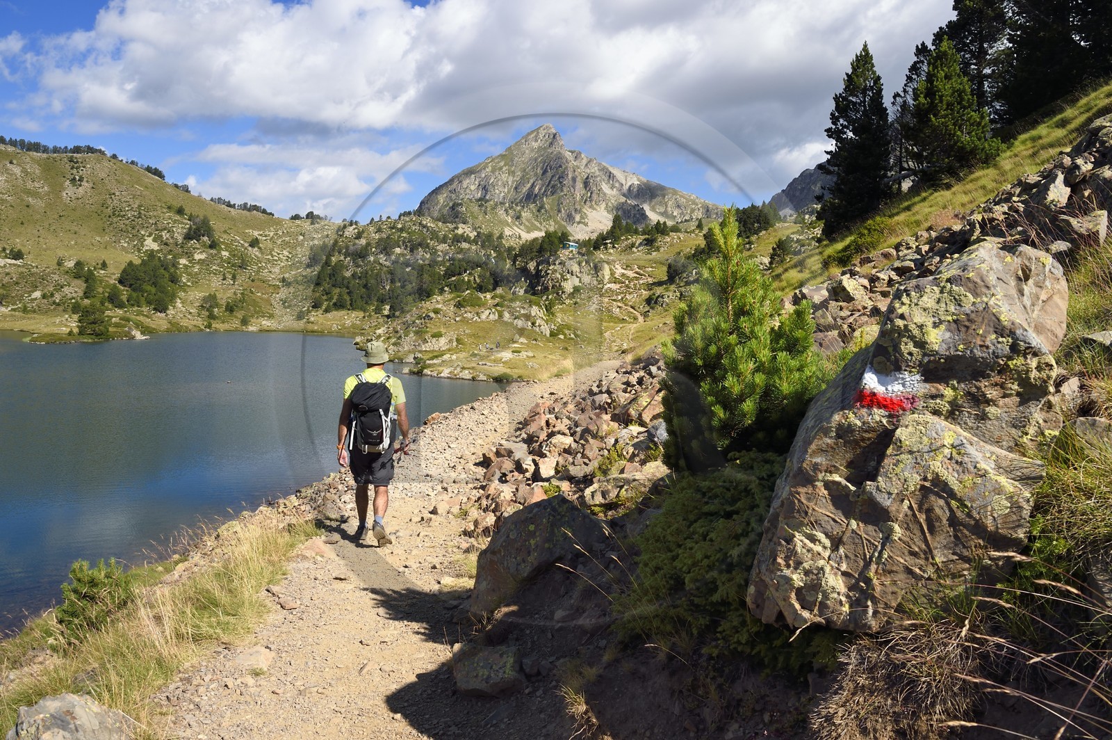 France, Hautes-Pyrénées (65), Saint-Lary-Soulan et Vielle-Aure, randonnée sur une variante du GR10 entre le col de Portet et les lacs de Bastan en bordure de la réserve naturelle de Néouvielle, lac de Bastan du milieu et le pic de Bastan en arrière plan