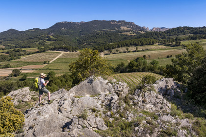 France, Vaucluse (84), Dentelles de Montmirail, Beaumes-de-Venise, randonneurs sur le plateau des Courens et la montagne du Clapis en arrière plan (vue aérienne)