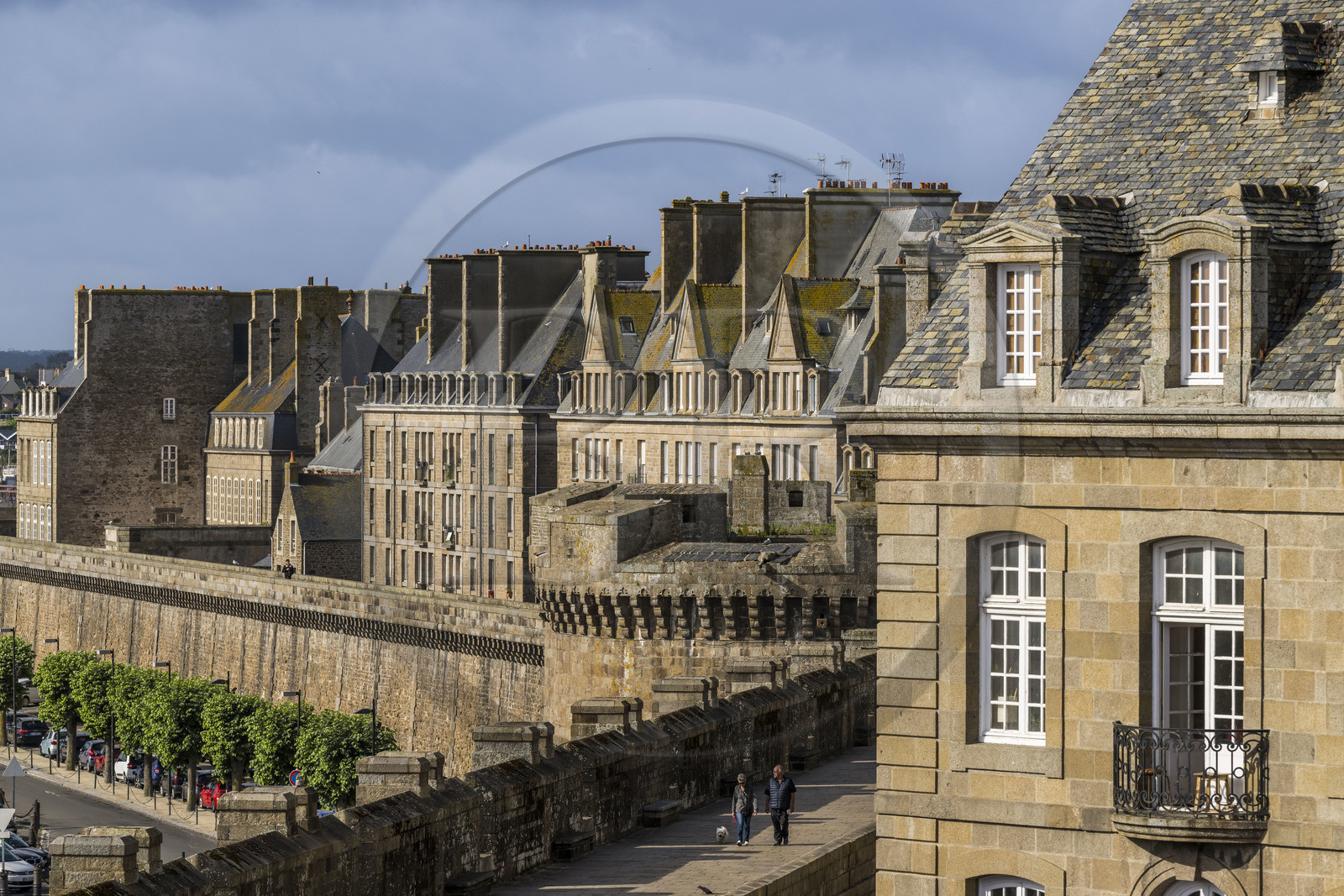 France, Ille-et-Vilaine (35), Côte d'Emeraude, Saint-Malo, le chemin de ronde sur les remparts au niveau de la Porte Saint-Vincent et la ville intra-muros
