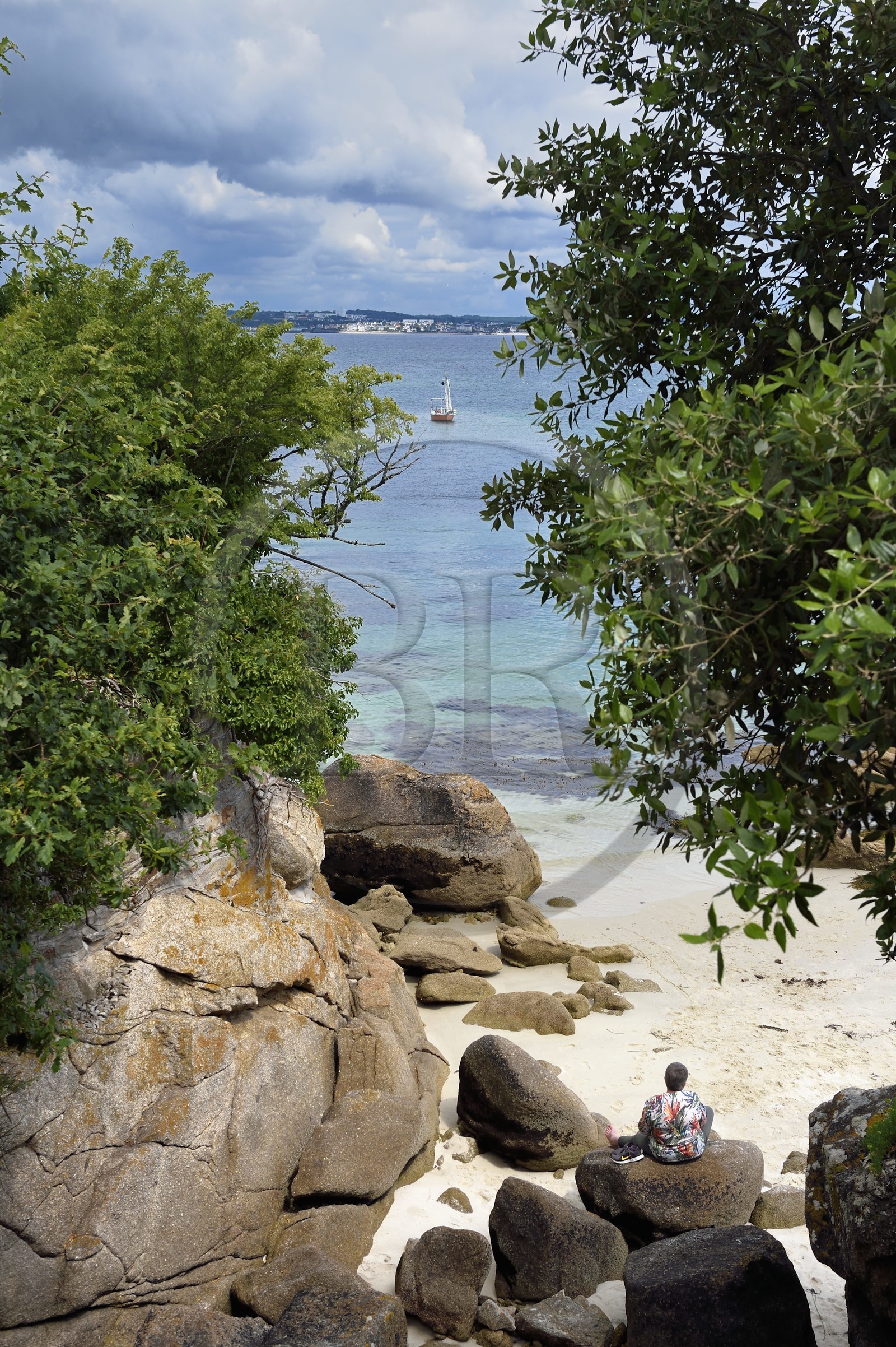 France,  Finistère (29), Fouesnant, le littoral entre le Cap Coz et la Pointe de Beg Meil, méditation sur un rocher face à la mer