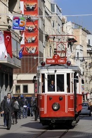 Turquie, Istanbul, quartier de Beyoglu, le vieux tramway dans la rue Istiklal Caddesi