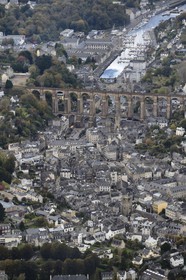 France, Finistère (29), Morlaix, le viaduc au dessus du centre ville (vue aérienne)