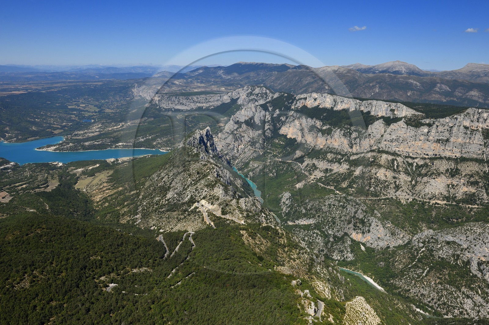 Var (83) rive gauche et Alpes-de-Haute-Provence (04) rive droite, Parc Naturel Régional du Verdon, les Gorges du Verdon qui débouchent sur le lac de Sainte Croix (vue aérienne)