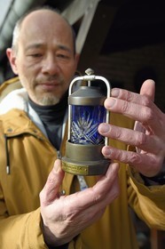 France, Bas-Rhin (67), Schiltigheim, fontaine au radium centenaire après décontamination par des ingénieurs de l’Agence nationale pour la gestion des déchets radioactifs (Andra), la partie non radioactive de l’objet rejoint les collections du musée Curie représenté ici par son directeur Renaud Huynh