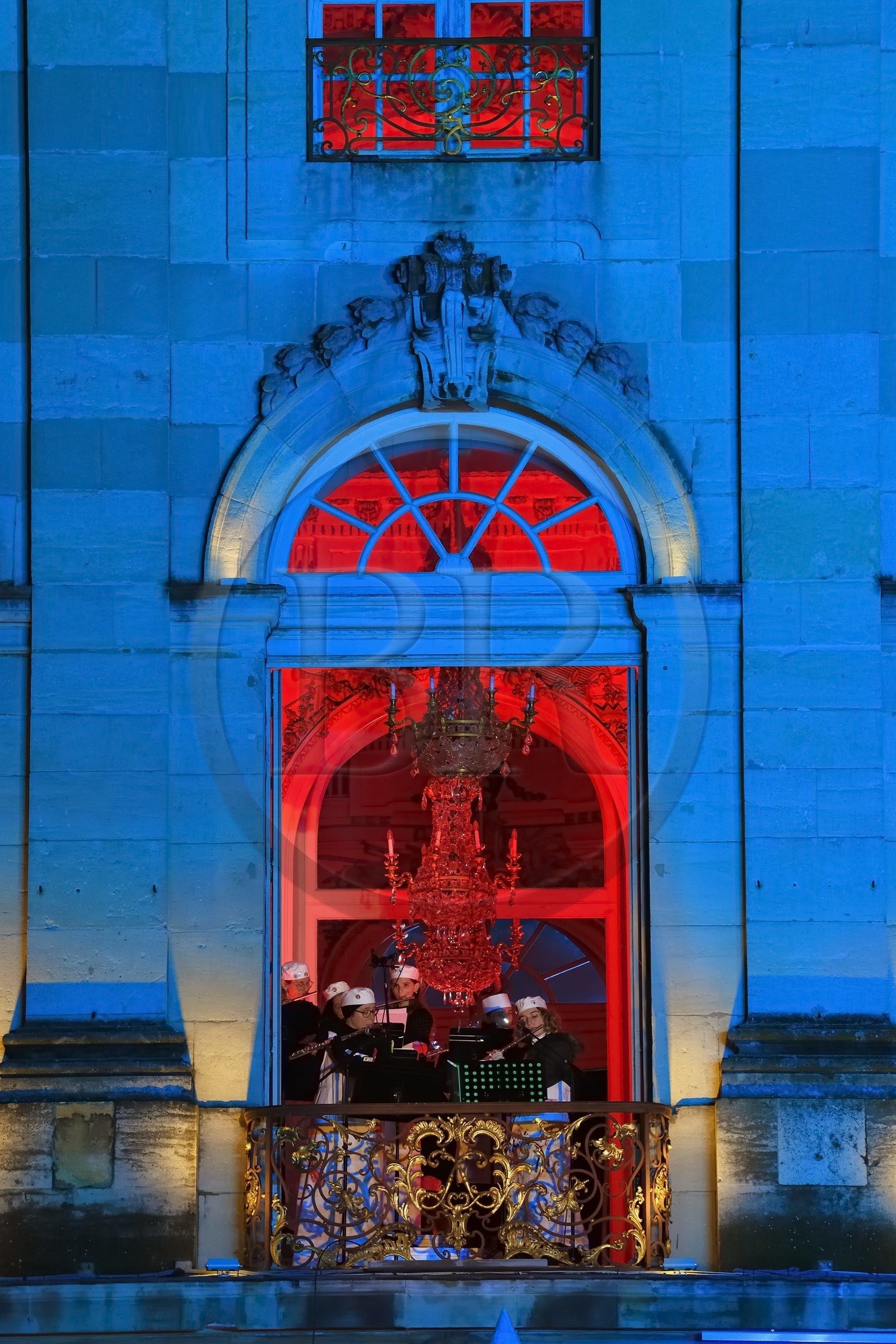 France, Meurthe-et-Moselle (54), Nancy, place Stanislas (ancienne Place Royale) lors de la fête de la Saint-Nicolas, classée Patrimoine Mondial de l'UNESCO, la Fanfare des Enfants du Boucher joue depuis l'Opera National de Lorraine