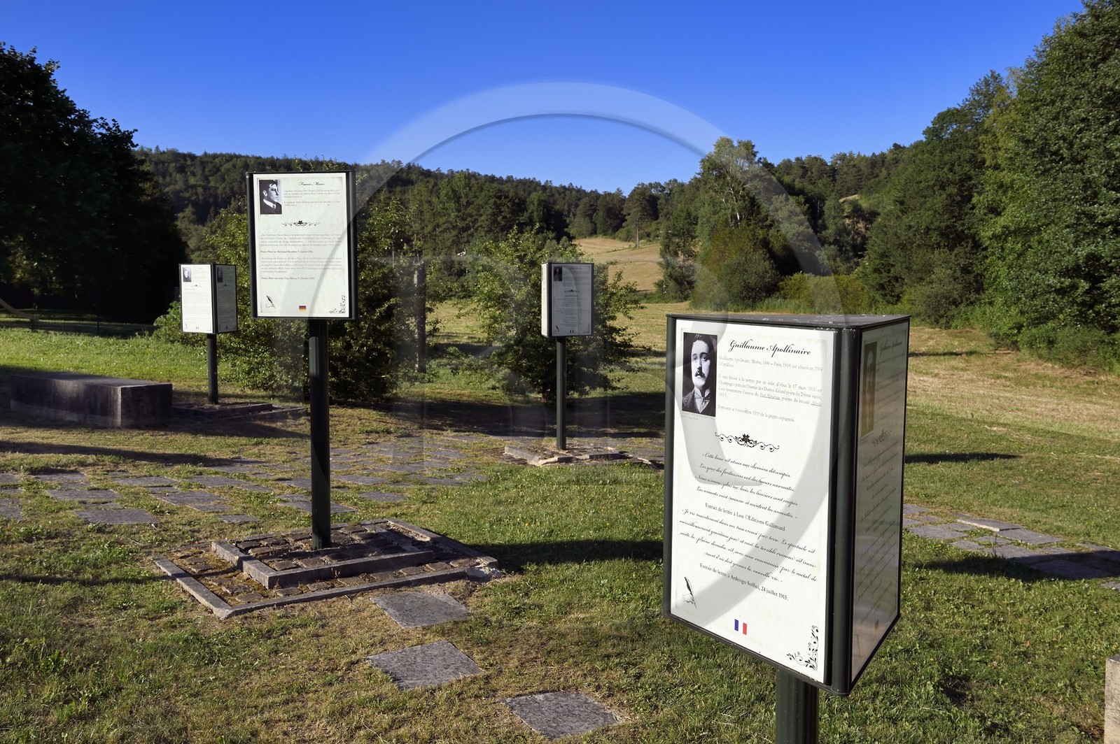 France, Meuse (55), Parc régional de Lorraine, Cotes de Meuse, le Jardin Littéraire de Saint-Remy-la-Calonne, 16 panneaux en 3 langues (Français, Allemand et Anglais) évoquant au travers d'extraits de leurs textes le vécu et les réflexions d'écrivains combattants emblématiques de la Grande Guerre