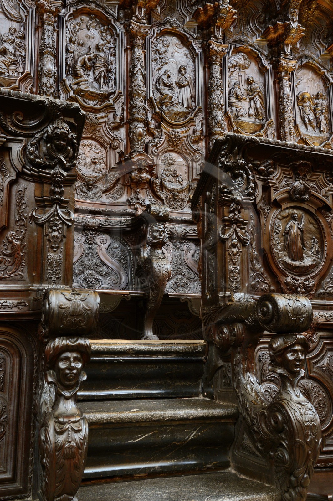Espagne, Andalousie, Cordoue, centre historique classé Patrimoine Mondial de l'UNESCO, la Mezquita, la partie cathédrale qui apparait comme incrustée au centre de l'ancienne mosquée, les stalles dans le chœur