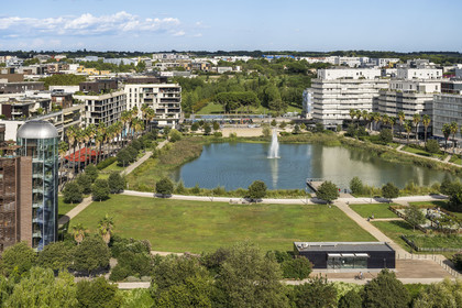 France, Hérault (34), Montpellier,  quartier de Port Marianne, immeubles d'habitation autour du  Bassin Jacques Coeur et le Parc Georges Charpak en arrière plan
