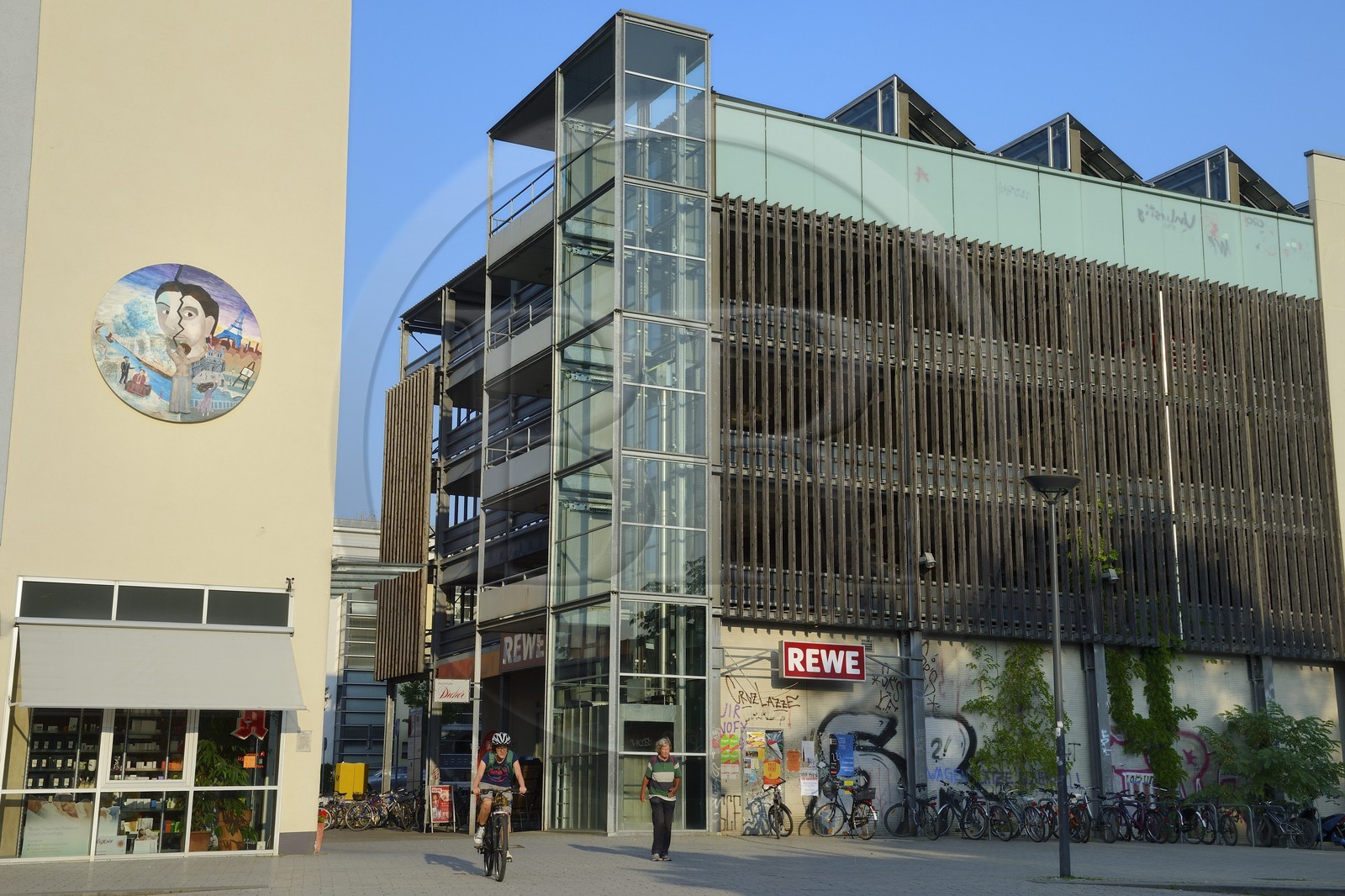 Allemagne, Bade-Wurtemberg, Fribourg en Brisgau, quartier Vauban, parking fonctionnant à l'énergie solaire