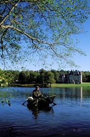France, Cher (18), Oizon, pêcheur sur le lac du château de La Verrerie