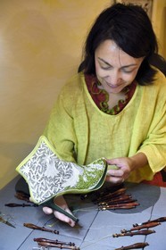 France, Haute-Loire (43), Brioude, atelier d'Art Couleurs Dentelle, dentelle aux fuseaux, prototype de chaussure en dentelle portée par Marion Bartoli à la finale dame de Wimbledon en 2019, crée par Caroline Panthier Sabot sur un dessin de Claudine Chanteloube ici en portrait