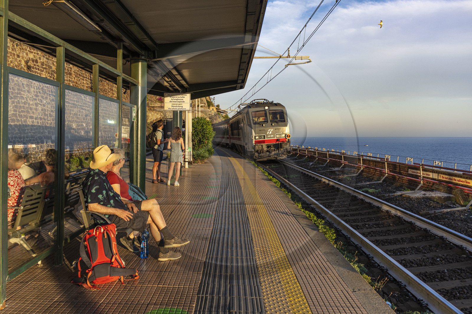 Italie, Ligurie, Cinque Terre, parc national des Cinque Terre classé Patrimoine Mondial de l'UNESCO, village de Manarola, entrée en gare du train