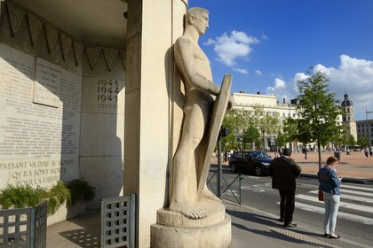 France, Rhône (69), Lyon, site historique classé Patrimoine Mondial de l'UNESCO, monument à la mémoire des martyrs, cinq résistants ont été exécutés par l’armée allemande à l’angle de la rue Gasparin et de la place Bellecour le 27 juillet 1944, on peut lire Passant va dire au monde qu'ils sont morts pour la liberté