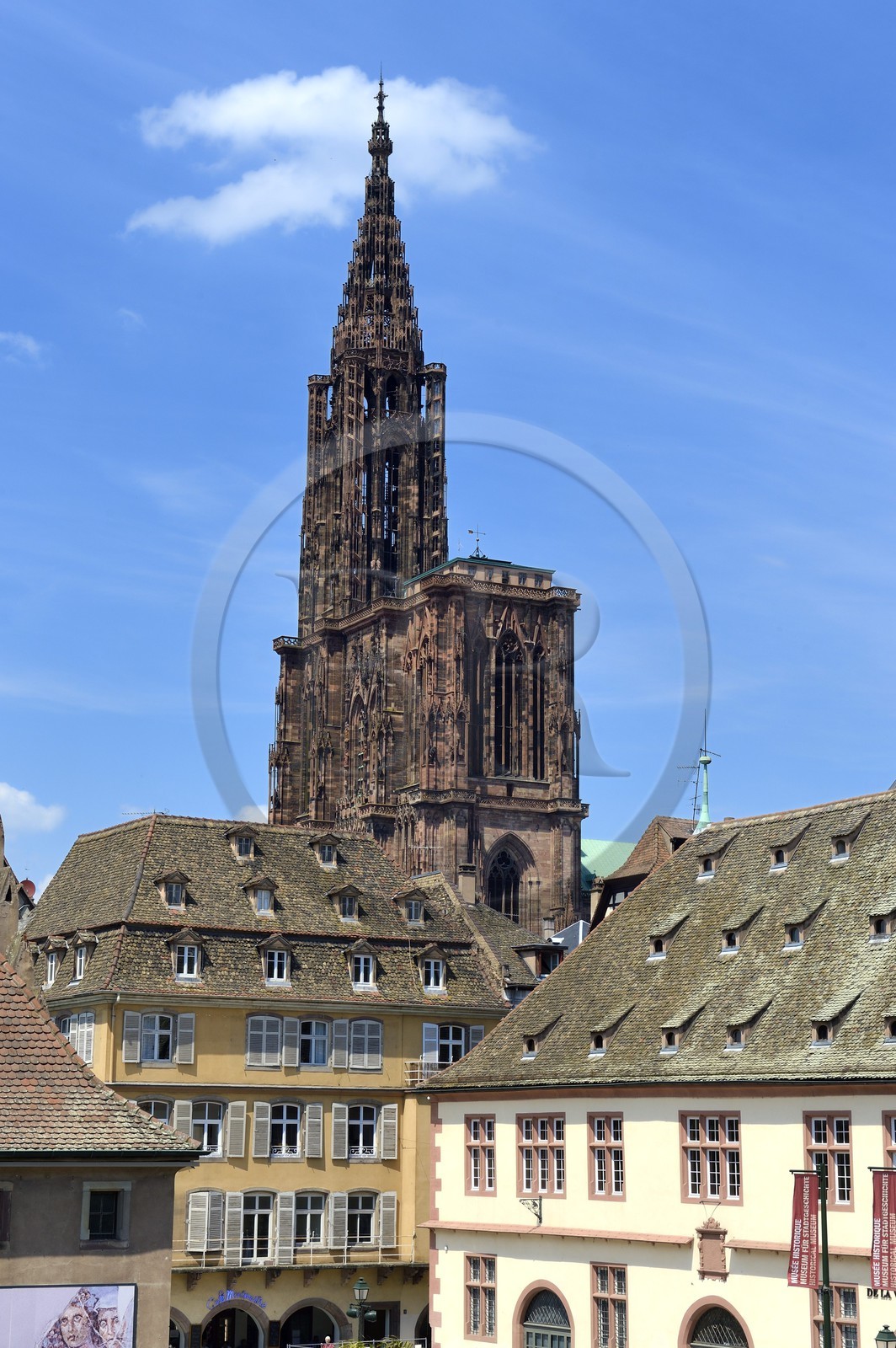 France, Bas-Rhin (67), Strasbourg, vieille ville classée au Patrimoine Mondial de l'UNESCO, la cathédrale Notre-Dame et le musée Historique en premier plan à droite