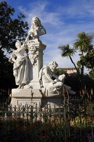 France, Hérault (34), Pézenas, Monument de Molière (1897), par Jean-Antoine Injalbert, le buste de Molière est entouré par une soubrette représentant la comédie et un satyre représentant la satire