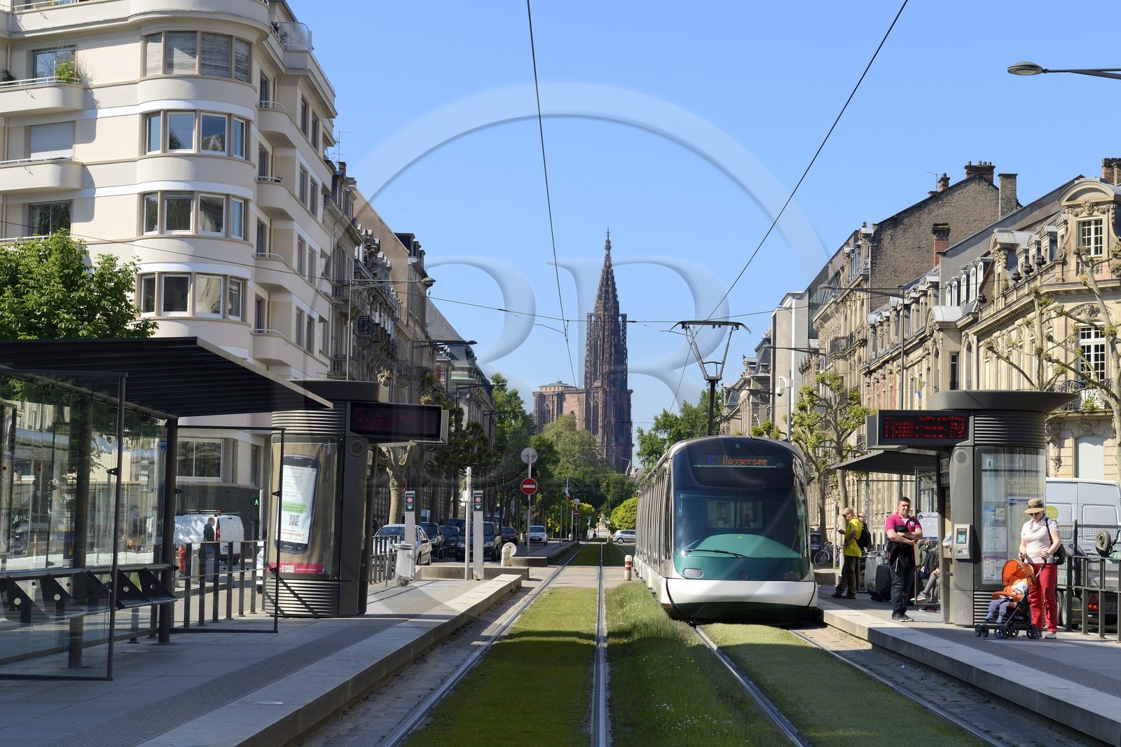 France, Bas-Rhin (67), Strasbourg, quartier de la Neustadt datant de la periode allemande, le tramway avenue de la Paix et la cathédrale Notre-Dame en arrière plan
