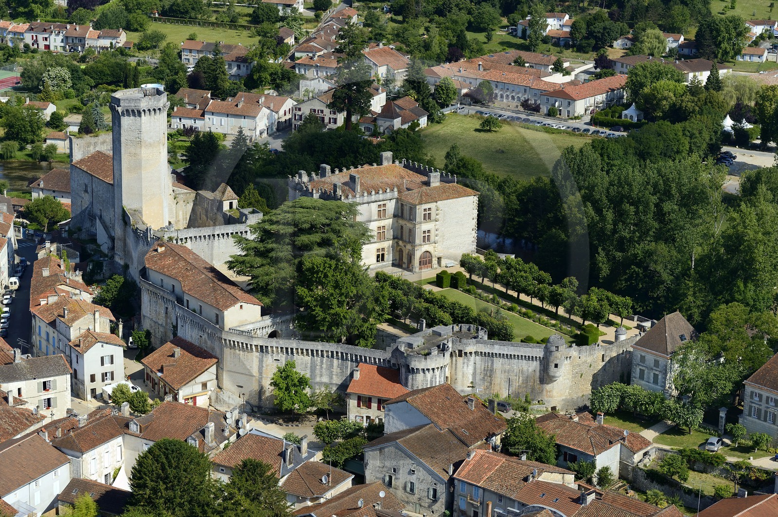 France, Dordogne (24), Périgord Vert, Bourdeilles, le chateau dominant le village (vue aérienne)