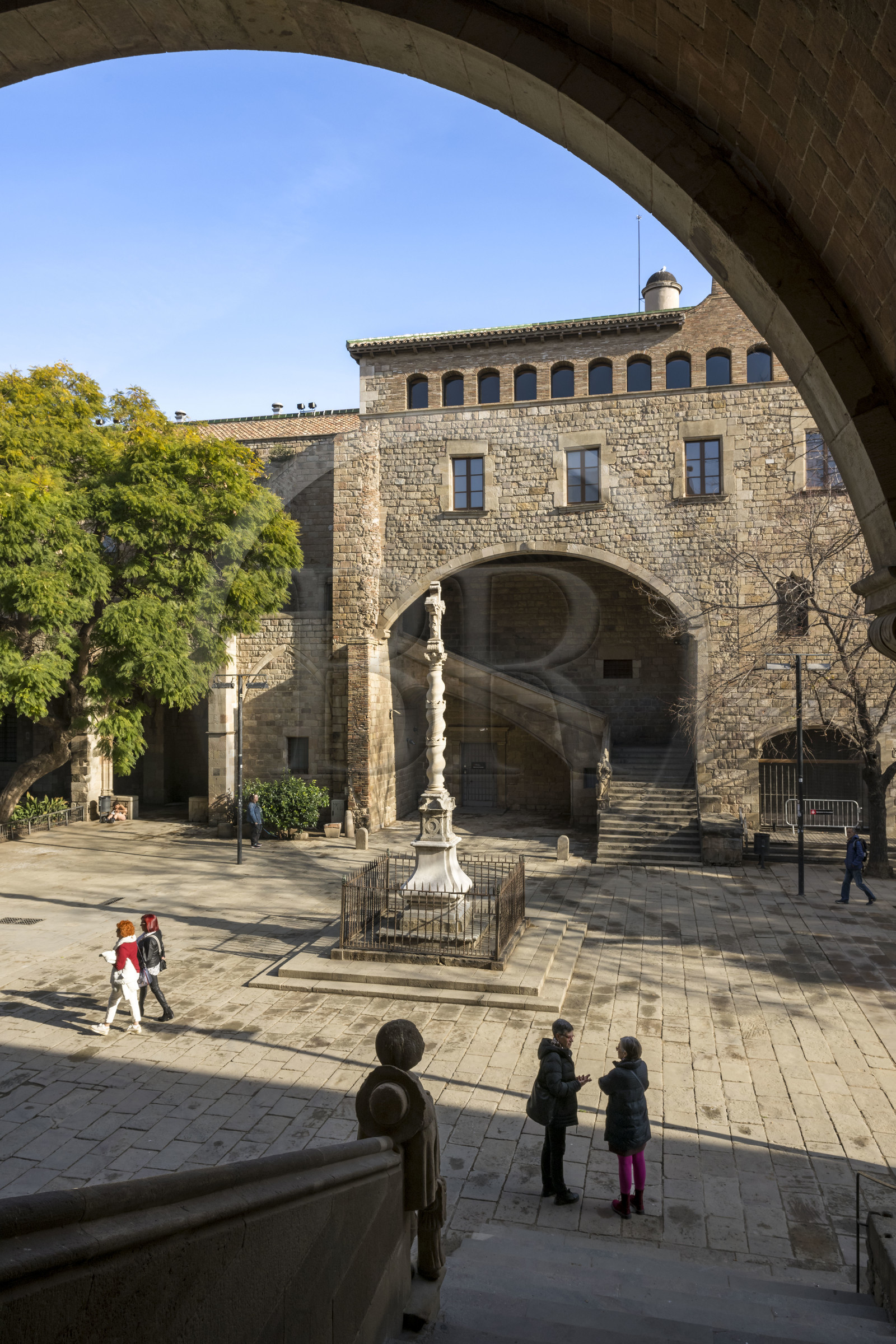 Espagne, Catalogne, Barcelone, quartier de El Raval, l'ancien Hôpital de la Sainte-Croix (hospital Sant Pau - Santa Creu) de style gothique catalan, aujourd'hui bibliothèque de Catalogne