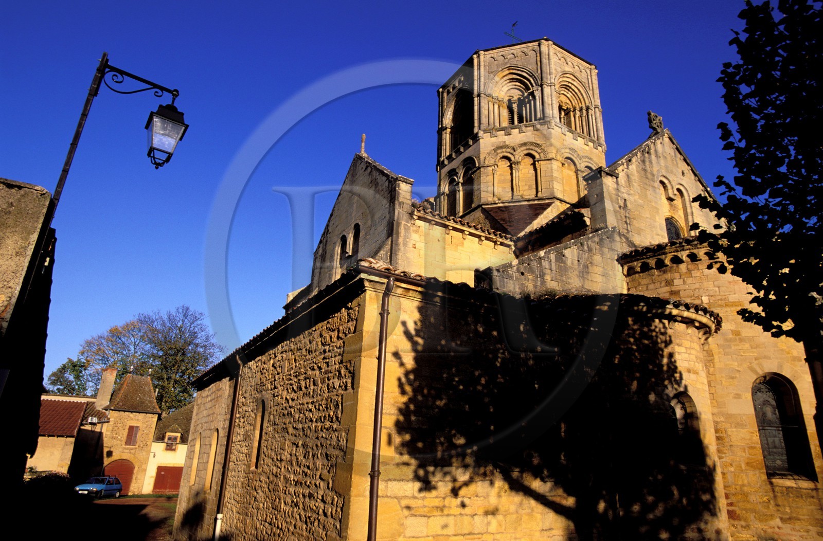 France, Saône-et-Loire (71), Semur-en-Brionnais, labellisé Les Plus Beaux Villages de France, clocher octogonal de l'église romane Saint-Hilaire
