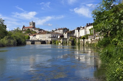 France, Charente-Maritime (17), Saintonge, Saint-Savinien, labellisé Villages de pierres et d'eau, maisons au bord de la Charente