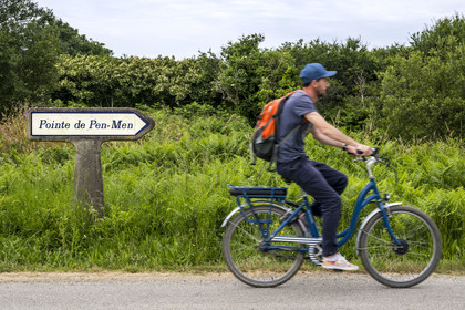 France, Morbihan (56), Ile de Groix, panneau indicateur historique Michelin en direction de la Pointe de Pen-Men