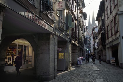 France, Pyrénées-Atlantiques (64), Pays-Basque, Bayonne, rue du Port Neuf et les flèches de la cathédrale Sainte-Catherine