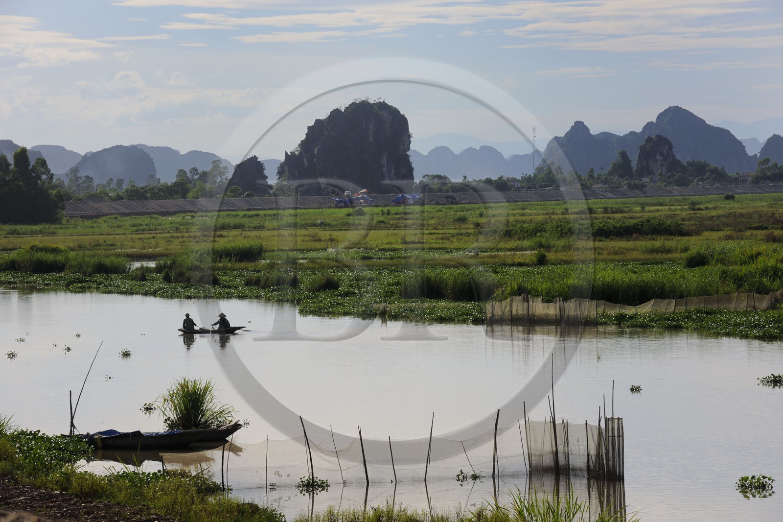Vietnam, Ninh Binh province, fishermen on a canal and karstic mountains