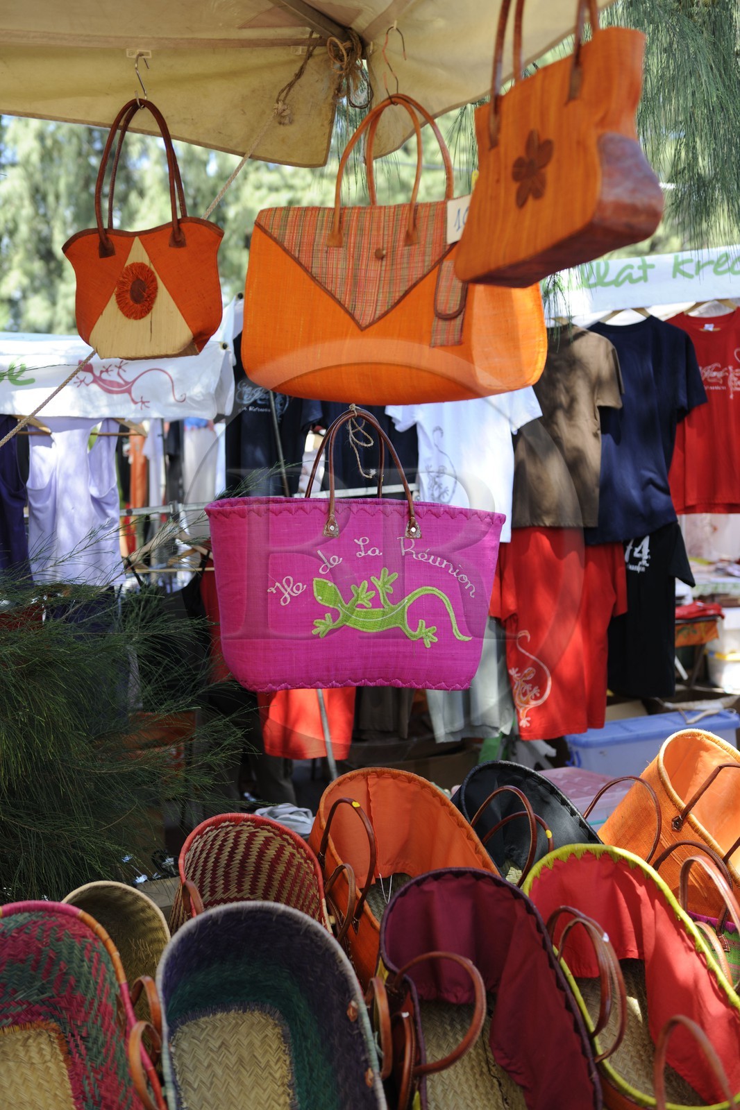 France, île de la Réunion, Saint-Pierre, le marché du samedi, vente de paniers colorés en provenance de Madagascar