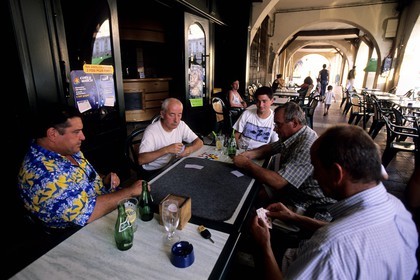France, Gers (32), jeu de cartes sous la halle voutée de la place centrale de la bastide de Fleurance