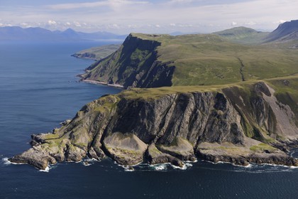 Royaume-Uni, Ecosse, Highland, Hébrides intérieures, Ile de Rum, la côte Ouest (vue aérienne)