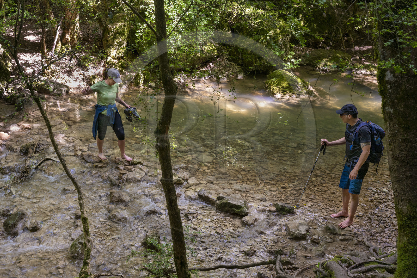 France, Vaucluse (84), Parc naturel régional du Mont Ventoux, Monieux, Gorges de La Nesque, randonneurs traversant la Nesque à gué