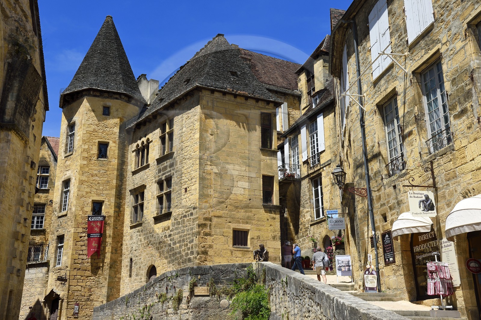 France, Dordogne (24), Périgord Noir, vallée de la Dordogne, Sarlat-la-Canéda, le Manoir de Gisson et la sculpture en bronze Le Badaud par Gérard Auliac