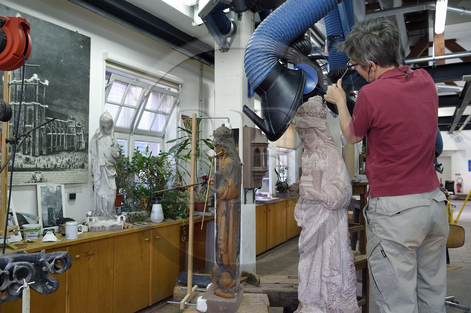 France, Bas-Rhin (67), Strasbourg, vieille ville classée au Patrimoine Mondial de l'UNESCO, ateliers de taille et de sculpture de la Fondation de l'Oeuvre Notre-Dame, la sculpteur Nathalie Masson effectuant une copie conforme d'une statue de Sainte-Richarde