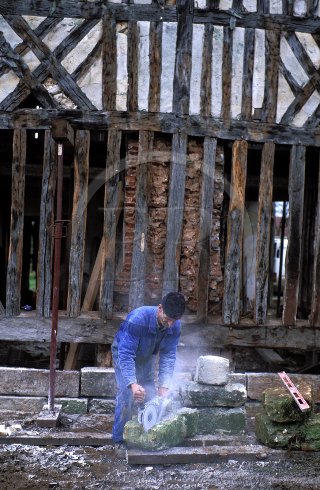 France, Eure (27), Routot, rénovation d'une maison traditionnelle, travail du maçon (colombage et brique)