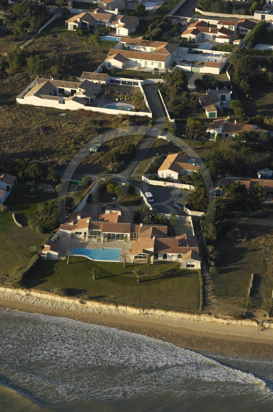 France, Charente-Maritime (17), Ile de Ré, villa de luxe vers Sainte-Marie-de-Ré (vue aérienne)