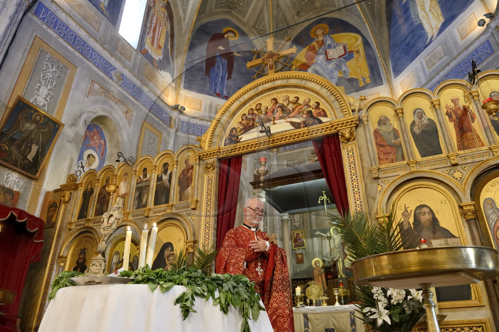 France, Corse-du-Sud (2A), Cargèse, église Saint Spyridon grecque catholique de rite oriental, messe de la fête du basilic (exaltation de la Sainte-Croix) par l’archimandrite Athanase