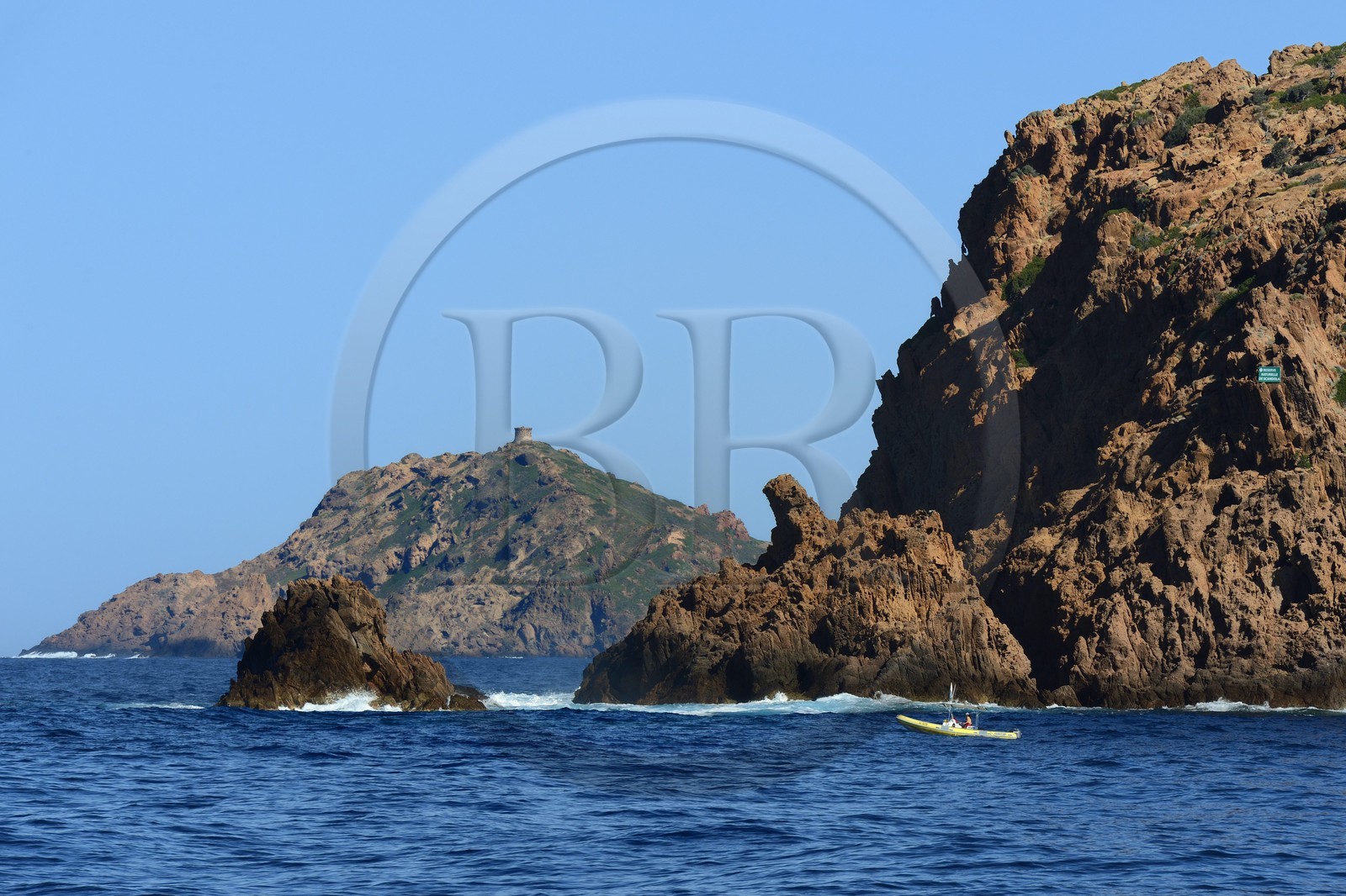 France, Corse-du-Sud (2A), Golfe de Porto, classé Patrimoine Mondial de l'UNESCO, Réserve naturelle de Scandola, Ile de Gargalo dominée par une ancienne tour génoise