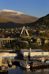 Norvège, Troms, ville de Tromso, la cathédrale Arctique et le mont Tromsdalstind (1238 m) en arrière plan