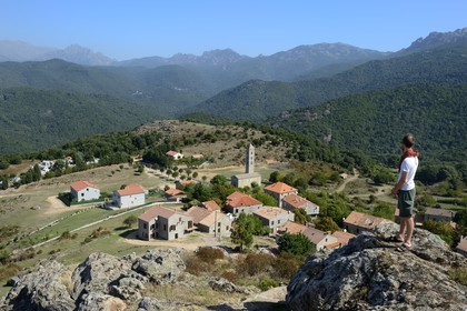 France, Corse-du-Sud (2A), Alta Rocca, Carbini, l'église Saint-Jean-Baptiste et son campanile, le village était au coeur du mouvement hérétique des Giovannali