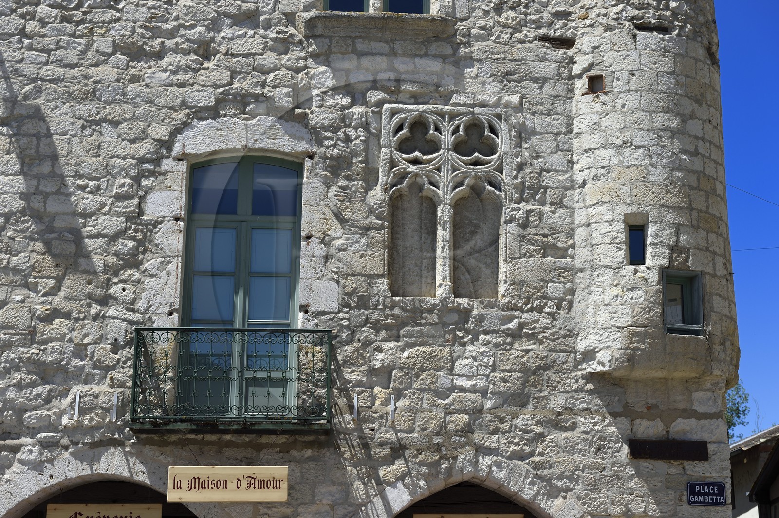France, Dordogne (24), Perigord Pourpre, Bastide de Eymet, maison historique à un angle de la place centrale (place Gambetta)