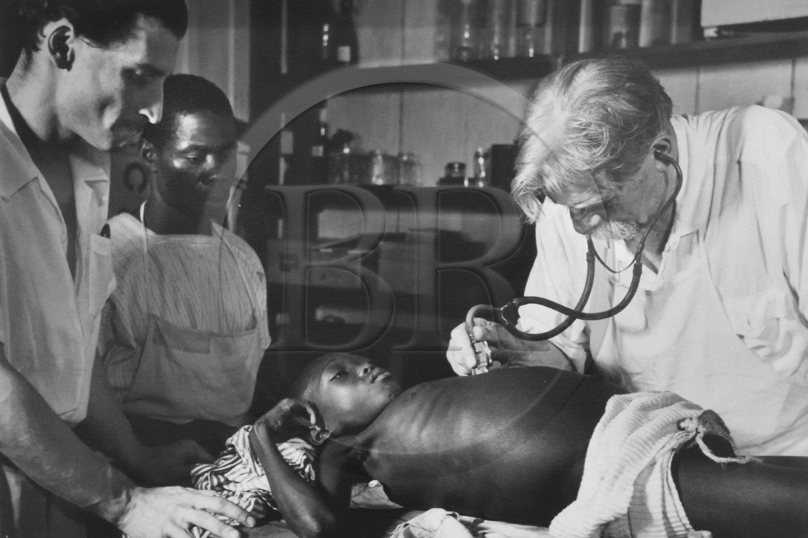 Gabon, Province du Moyen-Ogooué, Lambaréné, Hopital Albert Schweitzer, Albert Schweitzer avec le Dr Percy et l'infirmier Pierre Piebye auscultant une malade (image d'archive)
