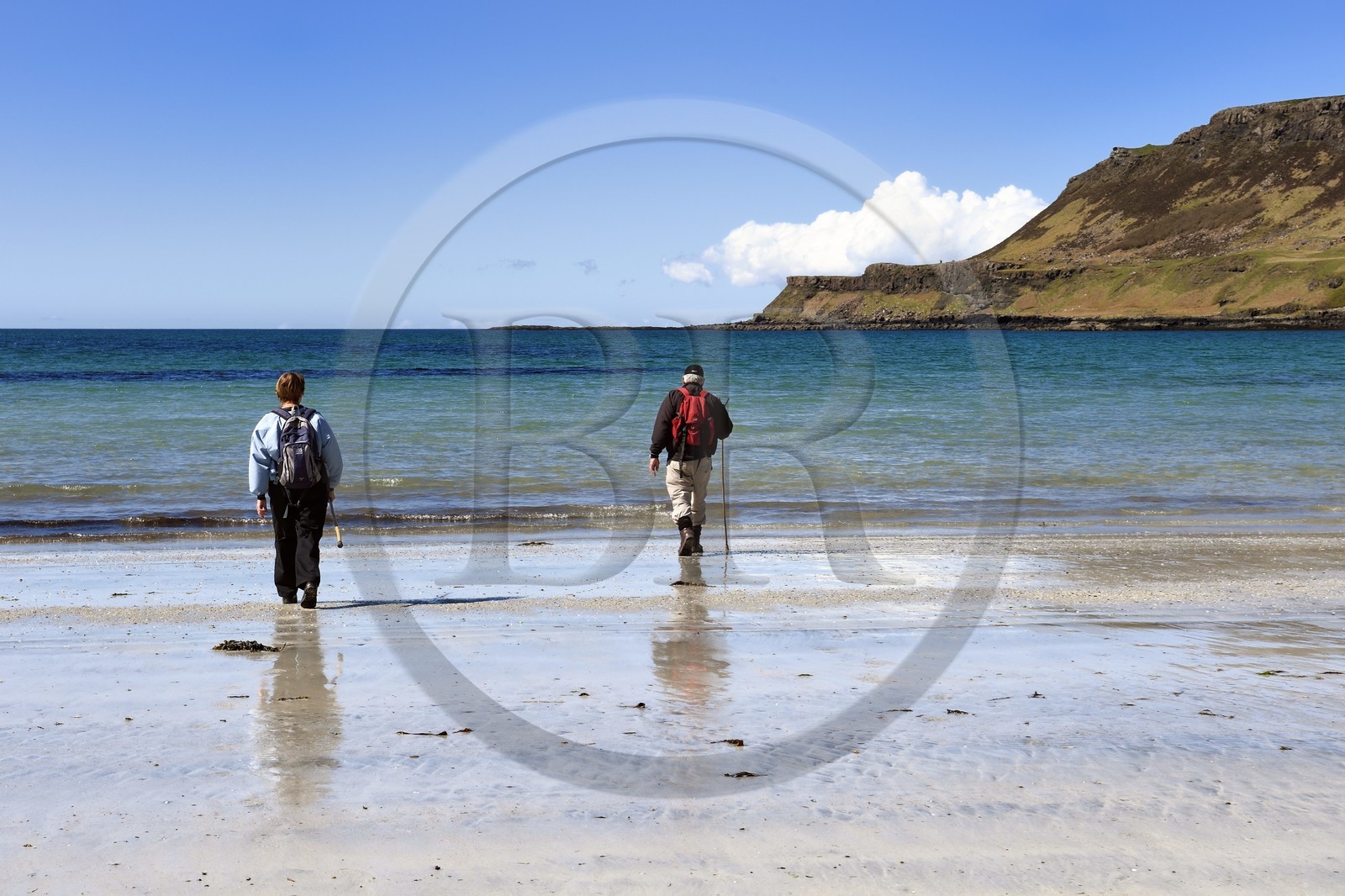 Royaume-Uni, Ecosse, Highland, Hébrides intérieures, Ile de Mull, randonneurs sur la plage de la Baie de Calgary